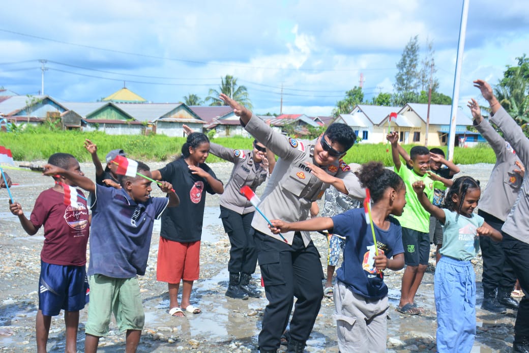 Simbol Damai dan Kasih Sayang, Satgas Ops Damai Cartenz Bermain Bersama Anak-anak Mimika   