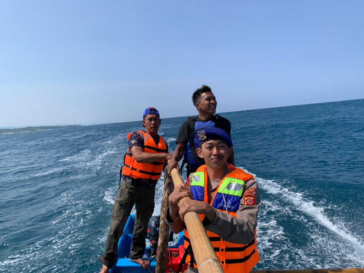 Dit Polairud Polda Jabar Dan Tim SAR Gabungan Cari Korban Laka Laut Di Pantai Puncak Guha Garut   