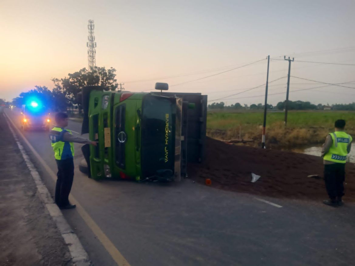 Polisi Evakuasi Truk Tronton Terguling di Kandanghaur Indramayu, Muatan Pasir Tumpah ke Jalan   