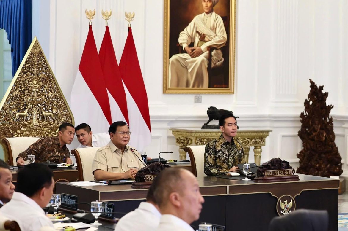 Presiden Prabowo Mimpin Rapat Terbatas Bersama Mentri Kabinet Merah Putih   