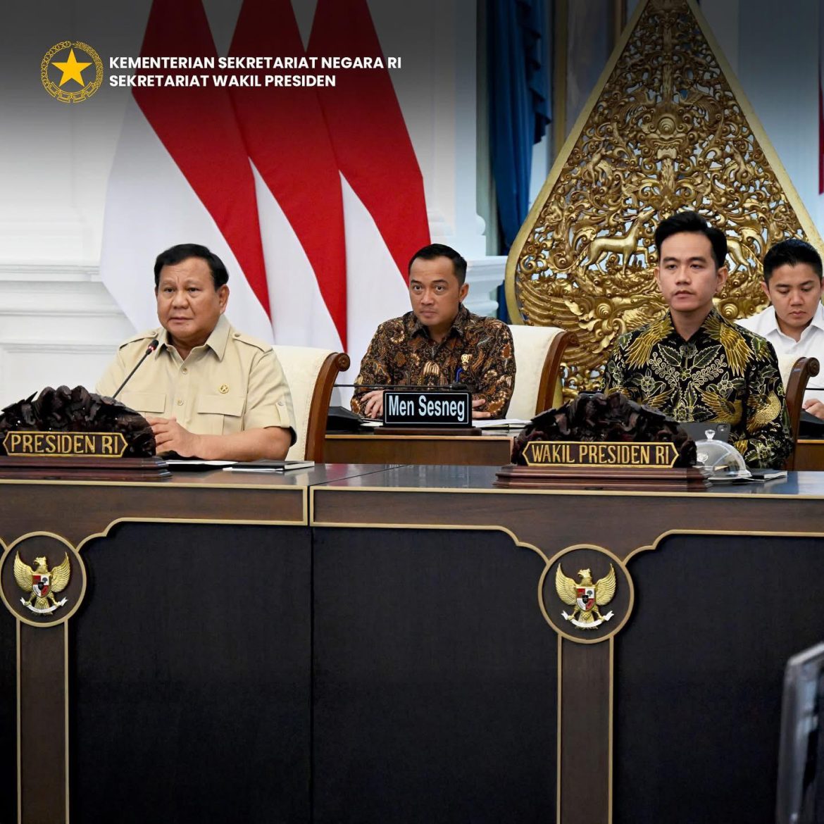 Presiden Prabowo Subianto dan Wapres Gibran Rakabuming Bersama Mentri Kabinet Merah Putih Rapat Terbatas di Istana Merdeka      