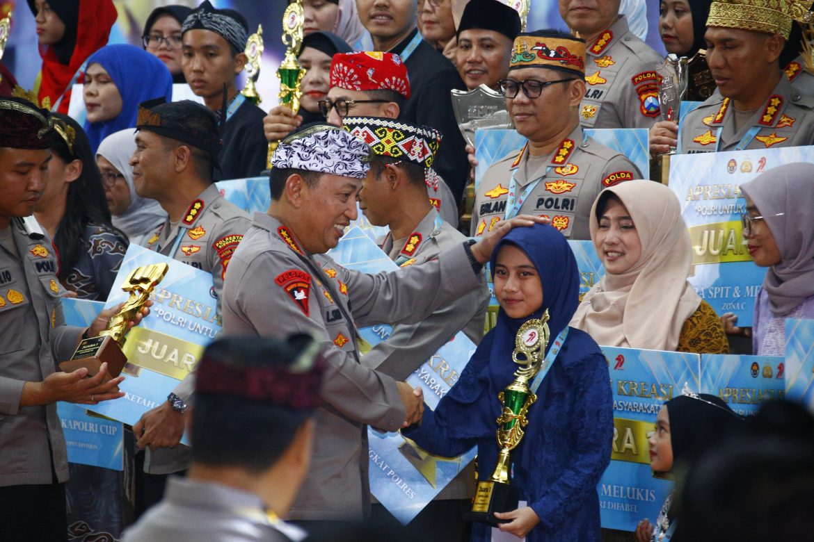 Kapolri Berikan Apresiasi Kepada Adhisty Atas Juara Lomba Melukis Difabel    