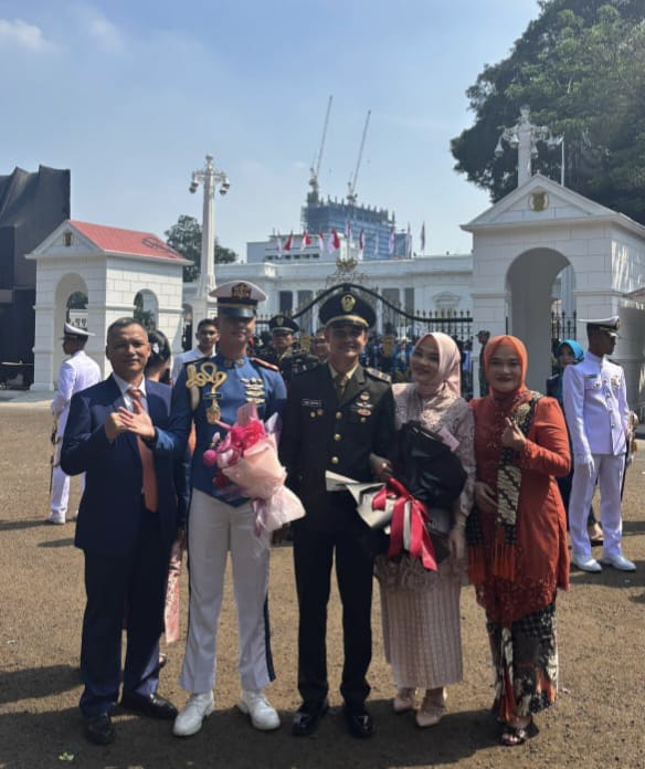 Makmur Hidayat dan Nurhanisda, Pasangan Kelahiran Krui Pesibar Ini Terharu: Dua Putranya ‘Bergilir’ Jadi Perwira Remaja TNI      