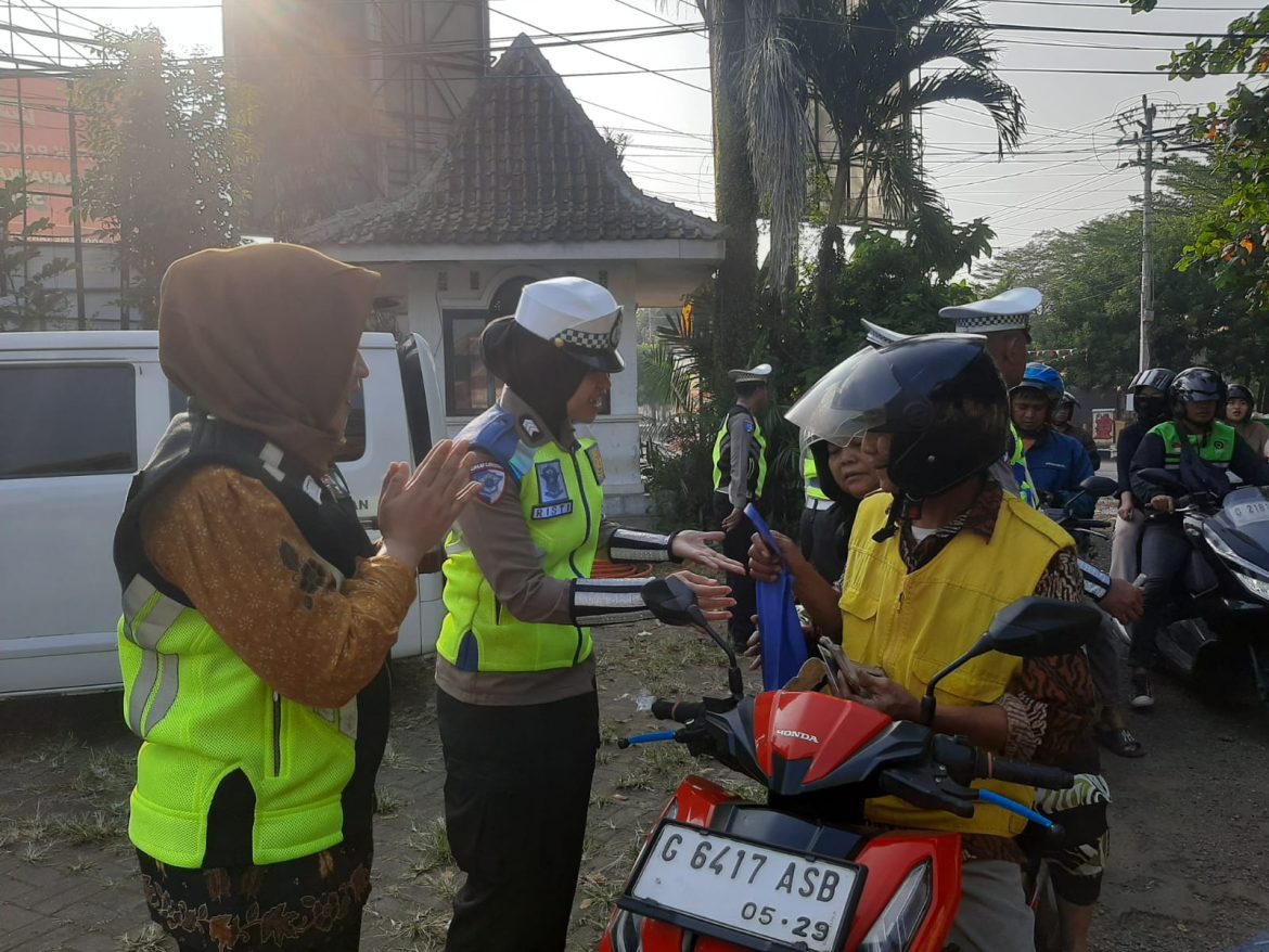 Polres Pekalongan Tindak Pelanggar di Tugu 0 Km Kajen dalam Giat Operasi Patuh Candi 2025