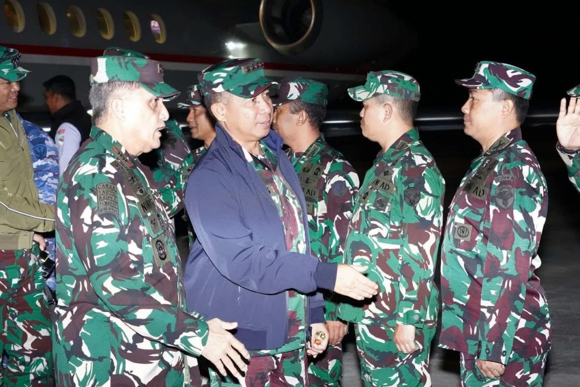 Pangdam IM Sambut Panglima TNI dan Wakasad di Bandara SIM Aceh Besar   