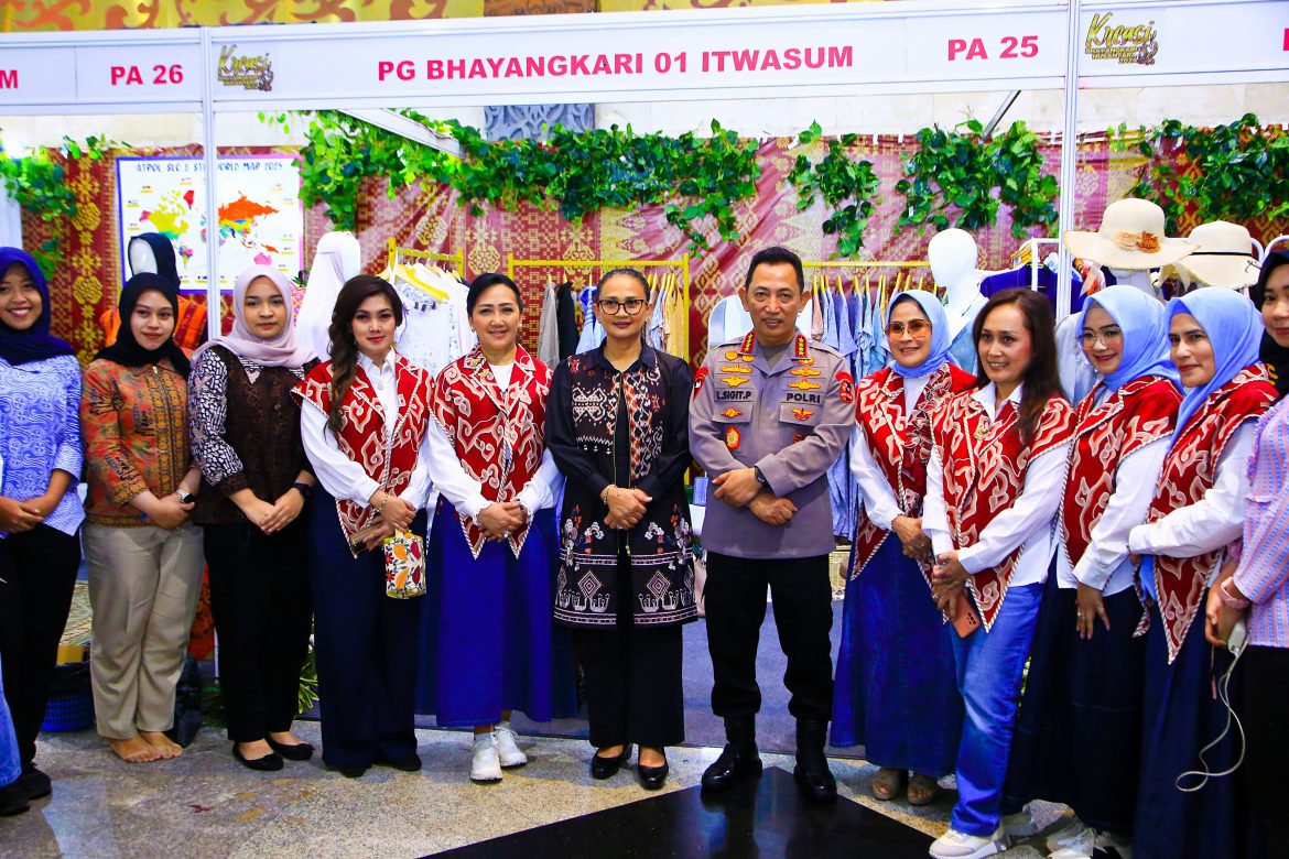 Kapolri Tinjau Bazar Kreasi Bhayangkari Nusantara 2025, Dorong Pertumbuhan UMKM   