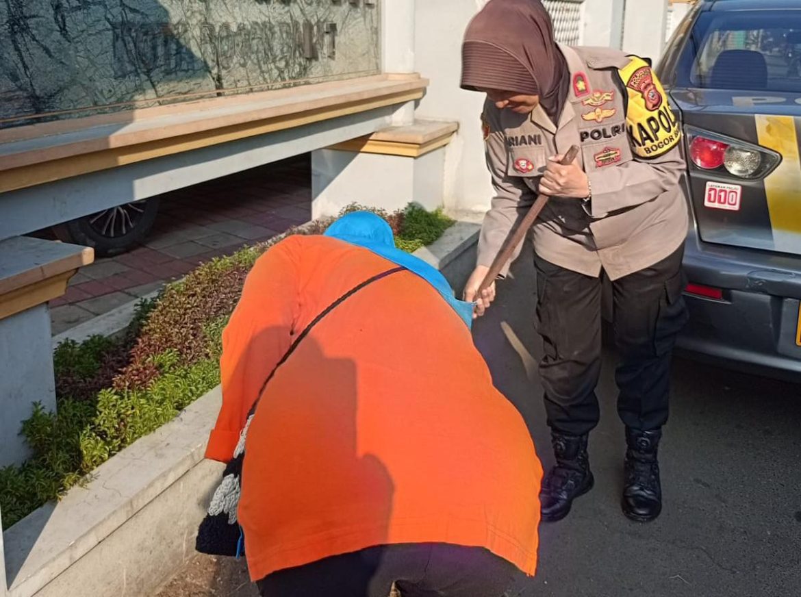 Polisi Pimpin Pasukan Ibu Ibu, Lakukan Bakti Sosial Bersihkan Lingkungan   