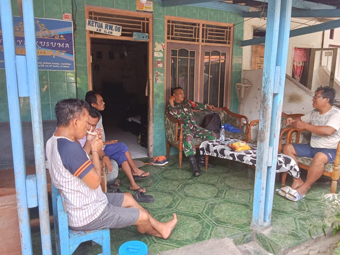 Babinsa Gelar Komsos Bahas Titik Sumber Air Bersih untuk Program TNI Manunggal Air.