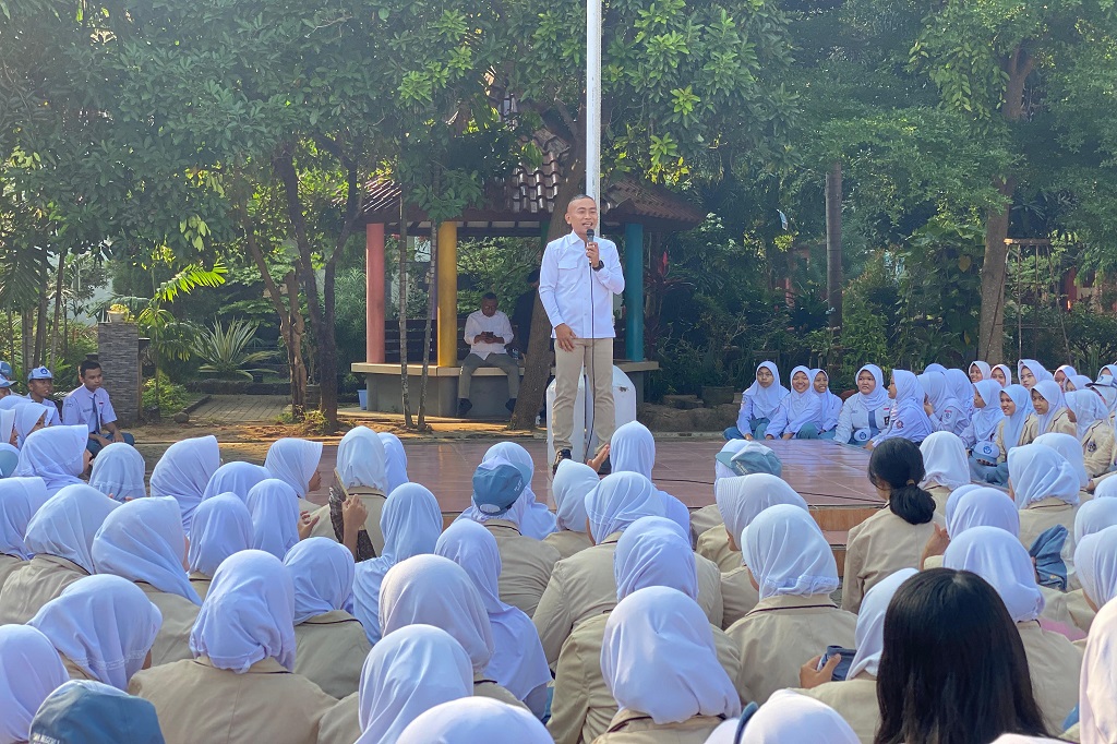 Kunjungi SMAN 1 Batang, Anggota DPR RI Yoyok Riyo Sudibyo Tawarkan Pelatihan Militer Gratis dan Motivasi Pelajar Wujudkan Cita-Cita