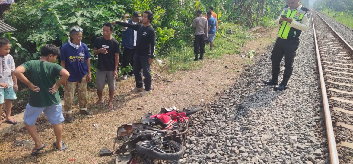 Respon Cepat Polisi Menangani dan Evakusi Korban Tertabrak Kereta Api   