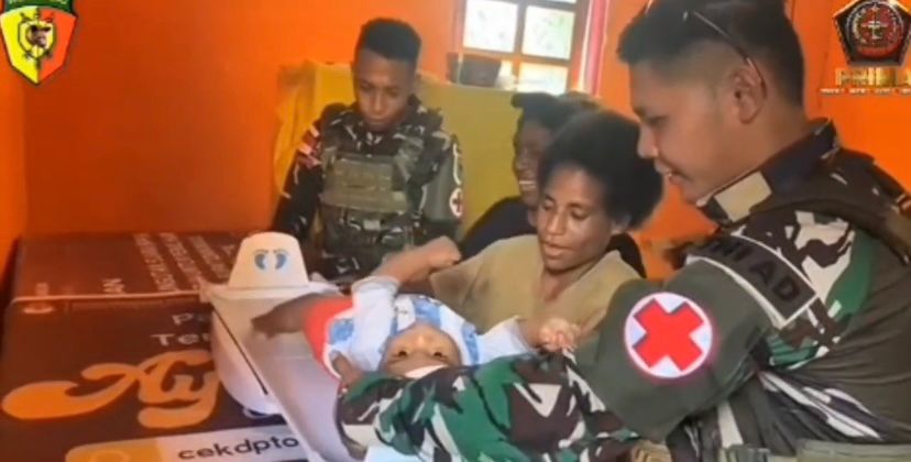 Satgas Pamtas RI-PNG Kewilayahan Yonif 763/SBA Pos Yembun Bersama Tenaga Kesehatan Puskesmas Yembun Laksanakan Kesehatan Gratis Untuk Masyarakat   