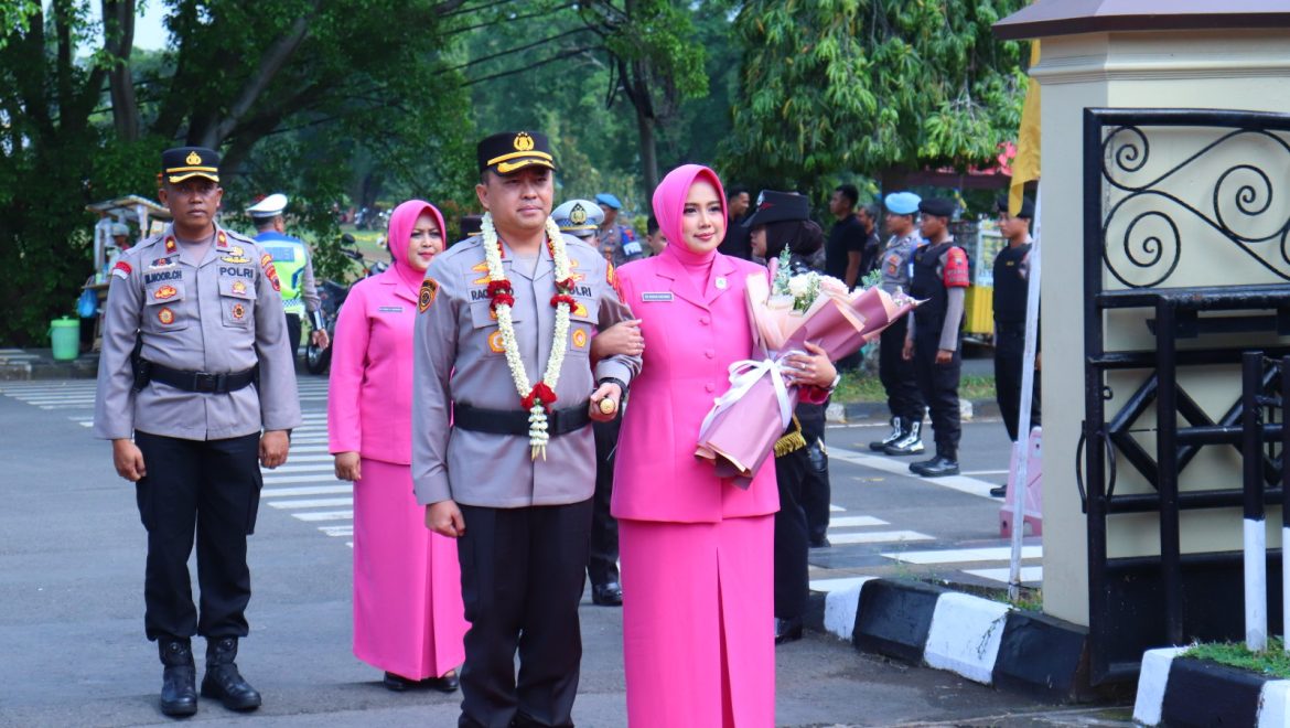 Pedang Pora Warnai Momen Haru Pergantian Kapolres Pekalongan