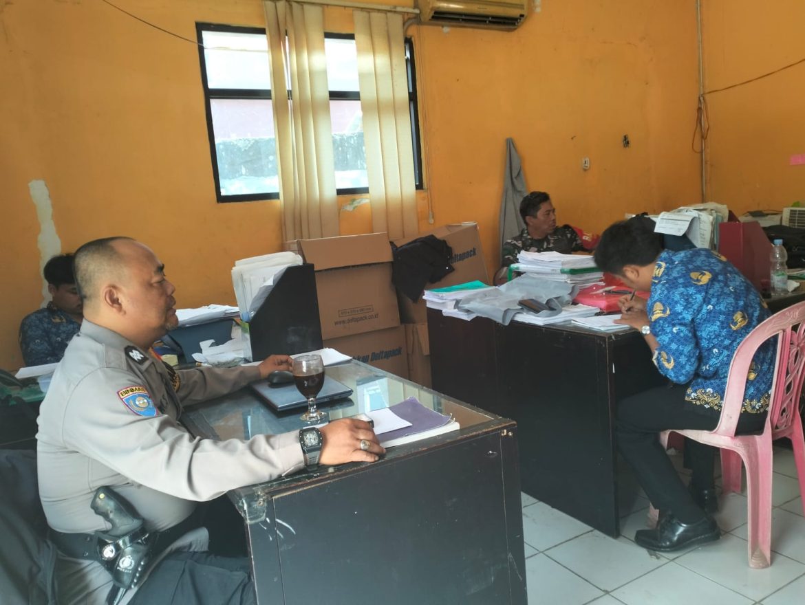 Sinergitas TNI-Polri, Bhabinkamtibmas dan Babinsa Sambangi Warga Desa Warung Menteng Sampaikan Edukasi Kamtibmas dan Cegah TPPO   