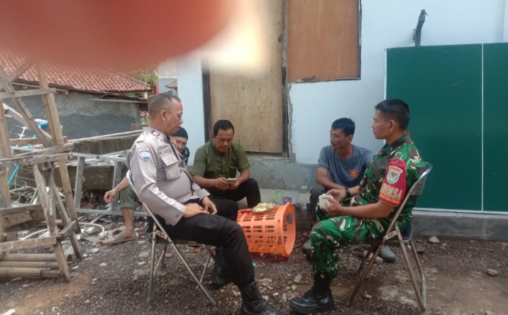 Sinergi TNI-Polri, Bhabinkamtibmas dan Babinsa Ciptakan Kamtibmas Kondusif di Megamendung   