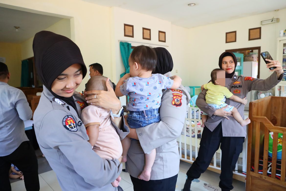 Tiga Polwan Penyayang, Pelindung Balita di Panti Asuhan Bayi Sehat Muhammadiyah Bandung   