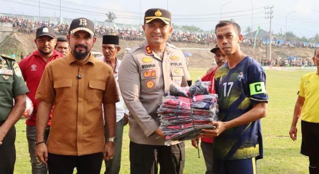 KAPOLRES ACEH TIMUR HADIRI PEMBUKAAN TURNAMEN SEPAKBOLA PIALA BUPATI ACEH TIMUR CUP I 2025   