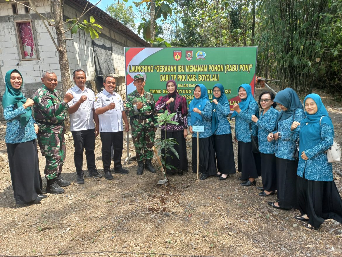 Satgas TMMD Hijaukan Desa Sarimulyo, Tanam 100 Bibit Buah Demi Ketahanan Pangan   