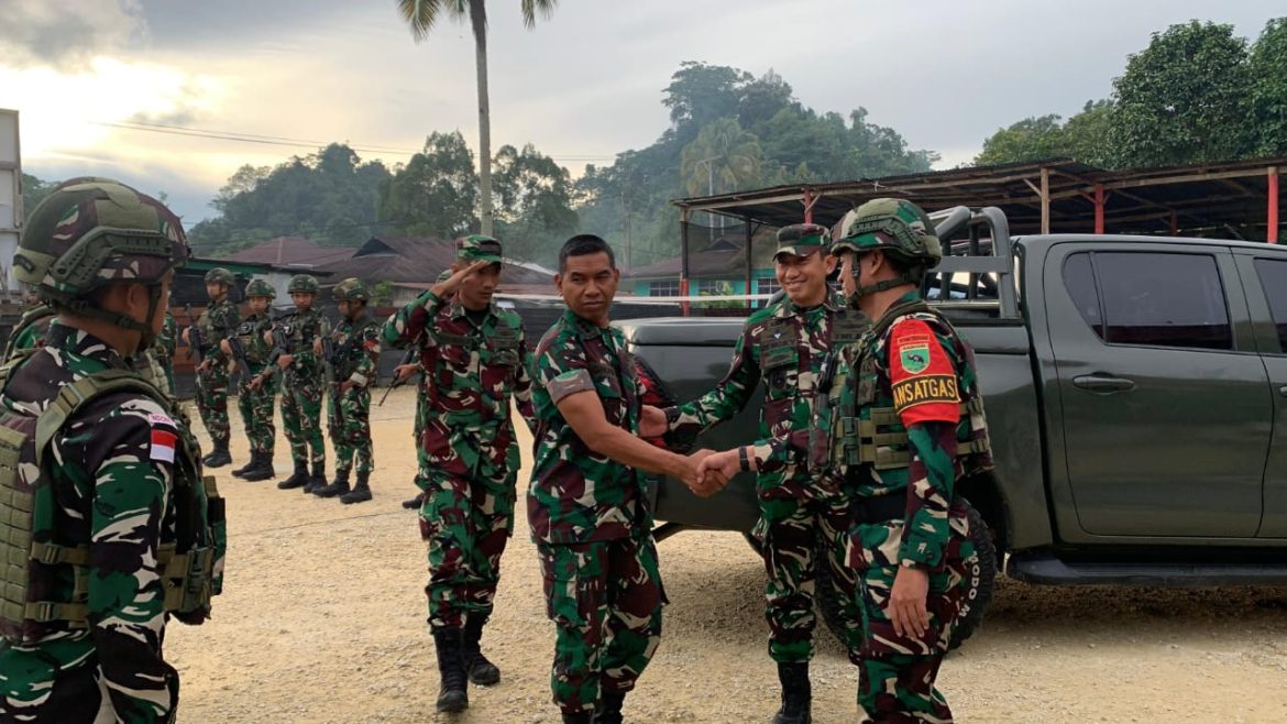 Asops Kodam XVIII/Kasuari Kunjungi Pos Kotis Kumurkek, Tinjau Kesiapan Operasional Satgas Pamtas Yonif 763/SBA   