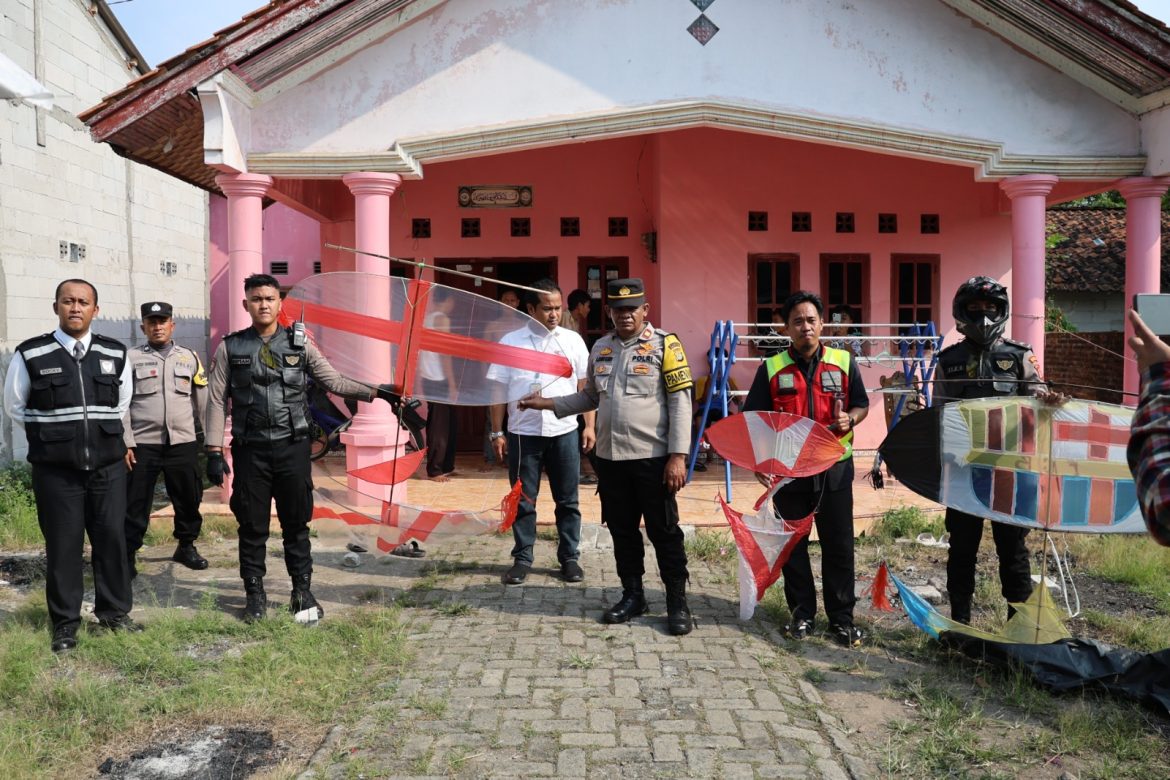 Gelar Operasi Penertiban Layang-layang’, Polresta Bandara Soetta Sita 15 Layangan   