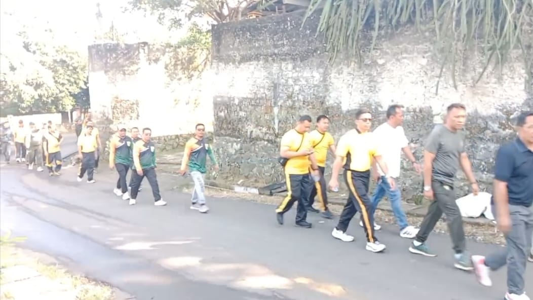 Kapolsek Caringin dan Jajaran Sambangi Desa Ciherang Pondok Gelar Jalan Santai   