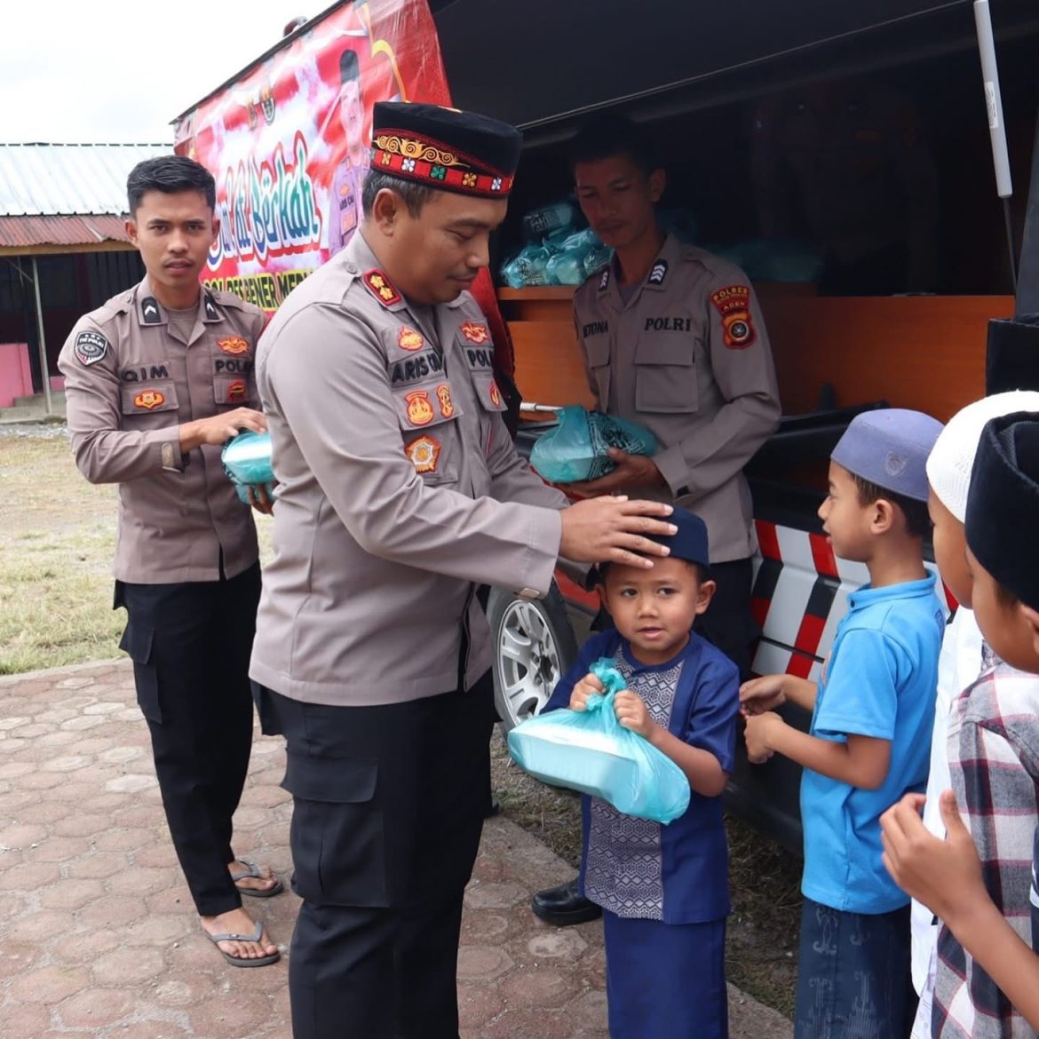 Jumat Berkah, Kapolres Bener Meriah Bagikan Nasi Kotak dan Makan Bersama Warga Mesidah   