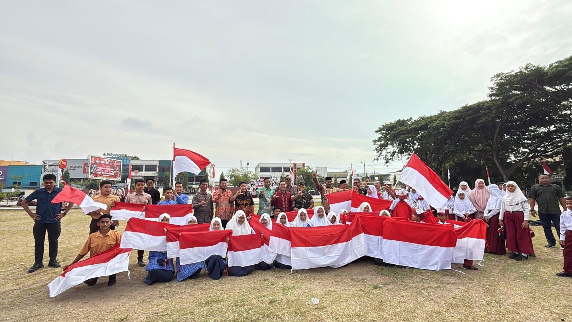 Wakapolres Lhokseumawe Hadiri Launching Pembagian Bendera Merah Putih, Kobarkan Semangat Nasionalisme dan Nilai Kebangsaan   