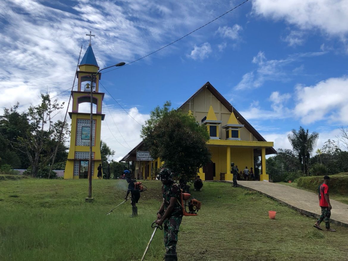 Satgas Pamtas Yonif 763/SBA Pos Bori Gelar Karya Bakti Bersihkan Gereja Santa Monica   