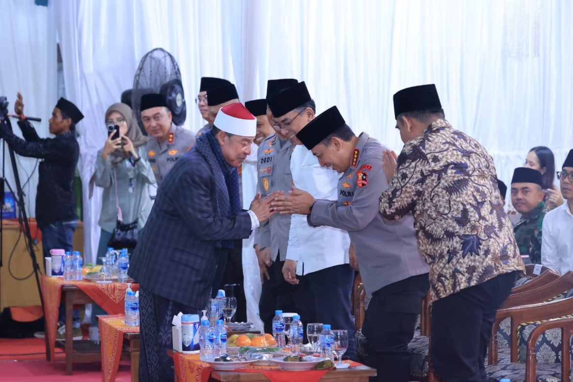 Kapolri Hadiri Haul Pondok Bubtet Pesantren di Cirebon, Ulama dan Polri saling Melengkapi   