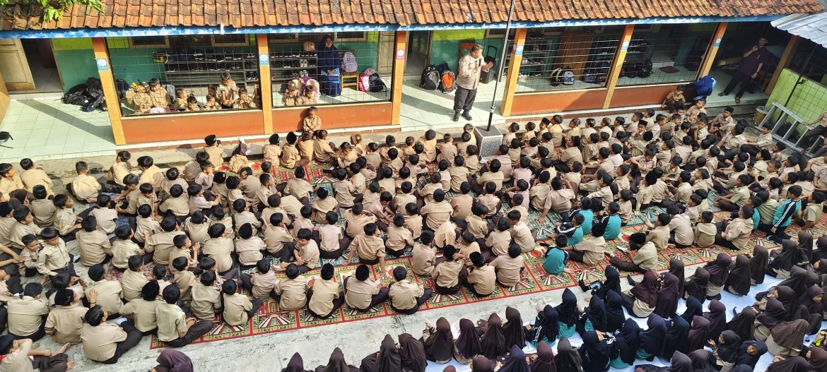 Polisi Berikan Pembinaan, dan Penyuluhan Pada Siswa – Siswi MI S 2 Banjar Kenalkan Bahaya Narkoba, dan Geng Motor   