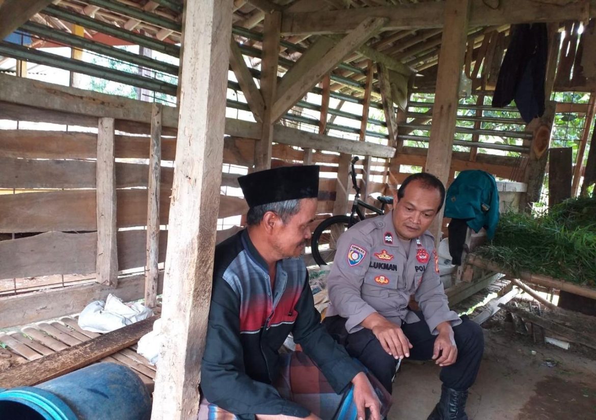 Bhabinkamtibmas Polsek Cijeruk Sambangi Warga, Perkuat Sinergi Jaga Kamtibmas   