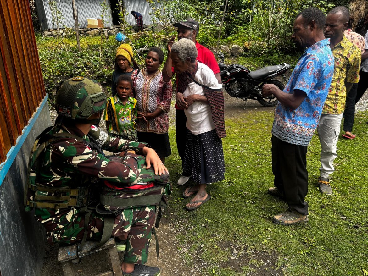 Edukasi Hidup Sehat Satgas Yonif 521/DY Beri Bantuan Obat di Distrik Kurima   