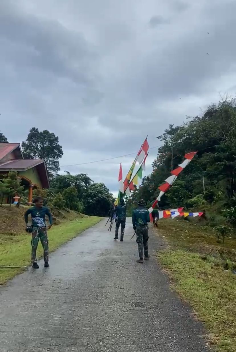 Satgas Pamtas RI-PNG Pos Kokas dan Warga Pasang Bendera Merah Putih Sambut Hari Kemerdekaan   