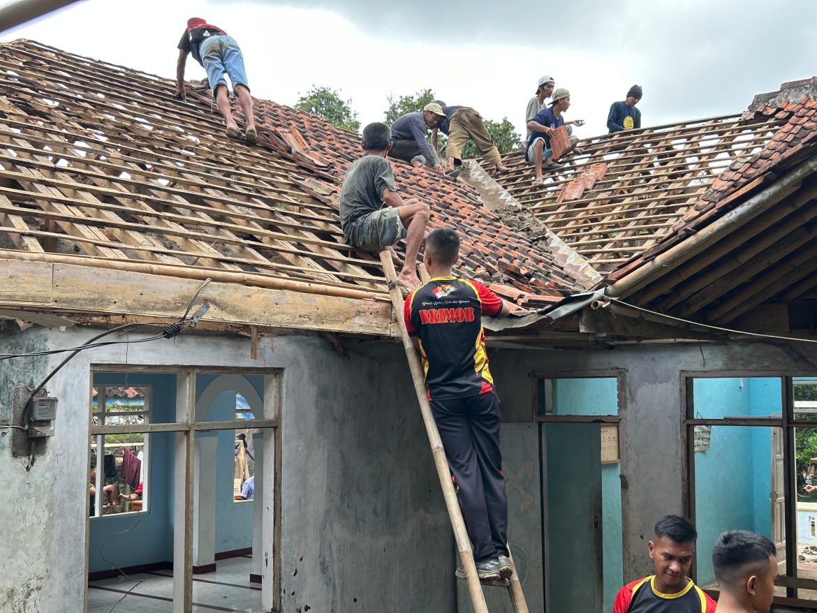 Anggota Sat Brimob Polda Jabar Gotong Royong Renovasi Masjid   