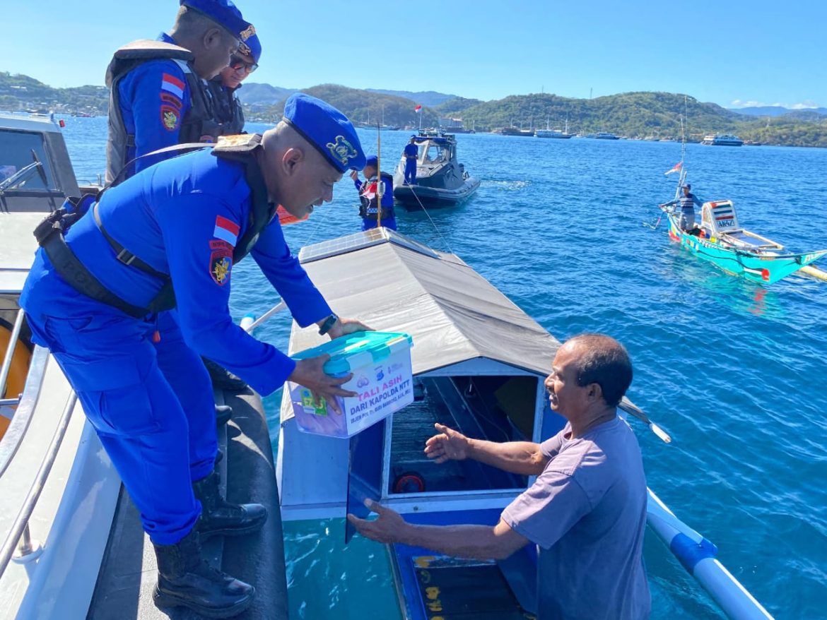 Jumat Berkah Marnit Labuan Bajo: Kapolda NTT Salurkan Tali Asih kepada Nelayan Pesisir   