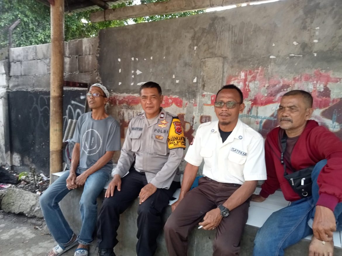 Bhabinkamtibmas Polsek Ciawi Sambangi Tokoh Masyarakat, Ajak Warga Jaga Kamtibmas   