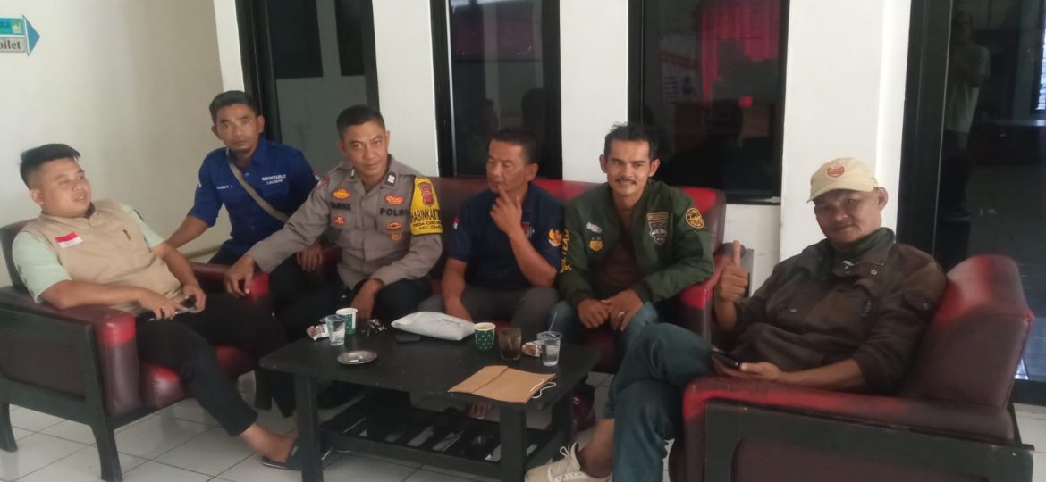 Wujudkan Kamtibmas, Bhabinkamtibmas Polsek Cisarua Sambangi Warga Desa Cibeureum   
