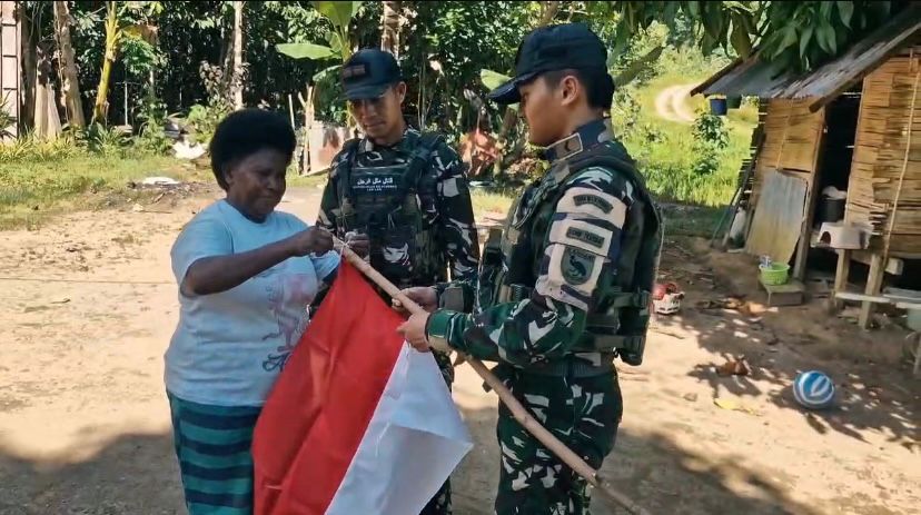 Sambut HUT RI ke-80, Satgas Yonif 763/SBA Bagikan Bendera Merah Putih di Wilayah Warga Binaan   