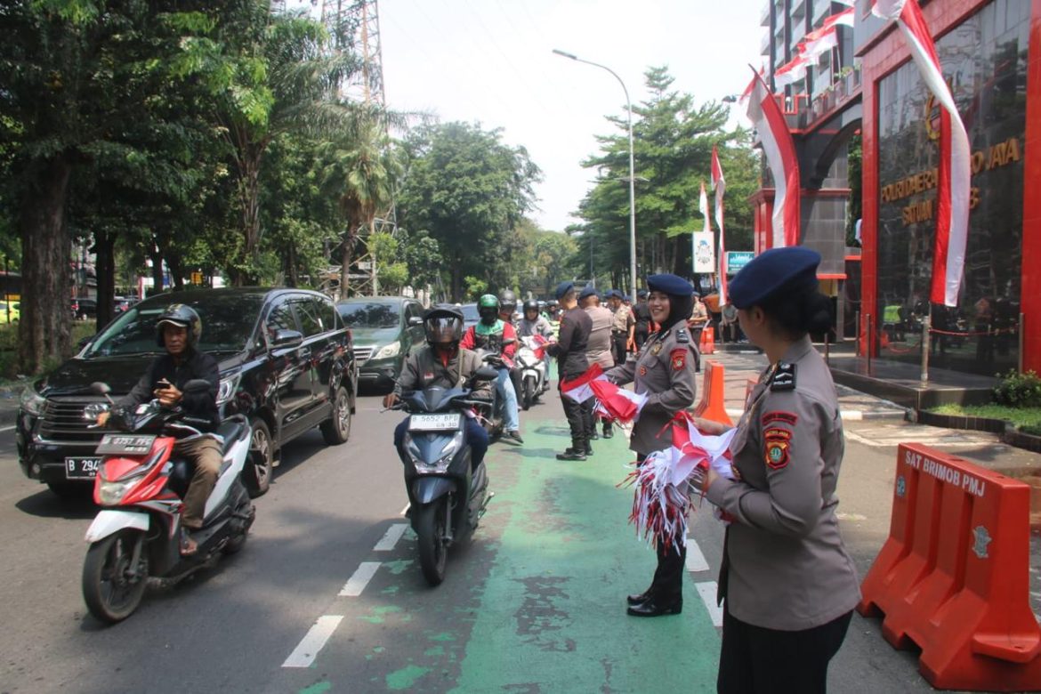 Brimob Metro Jaya Bagikan 5.000 Bendera Merah Putih kepada Warga Jakarta Jelang Hari Kemerdekaan RI   