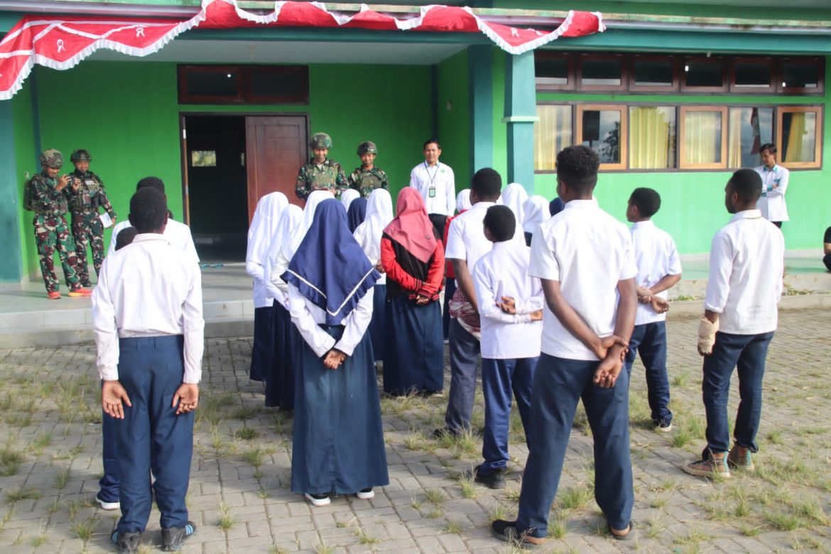 Anak Papua Cerdas, Satgas Yonif 521/DY Berikan Buku dan Alat Tulis Meningkatkan Minat Baca Anak-Anak di Papua   