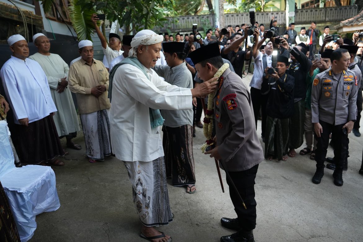 Kapolri Silaturahmi ke Ponpes Al Hamidy Banyuwangi, Minta Nasihat Ulama demi Jaga NKRI   