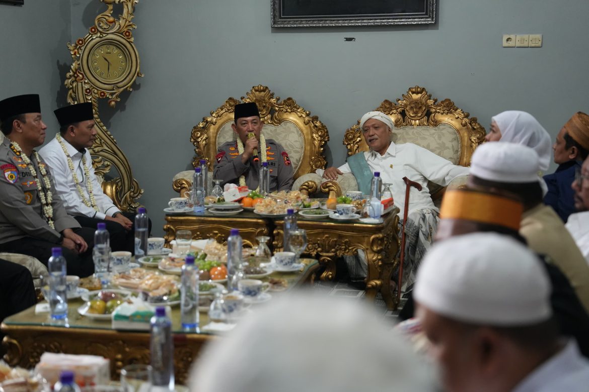 Silaturahmi ke Ponpes Al-Hamidy Banyuanyar, Kapolri: Tanpa Dukungan Ulama Pekerjaan Kami Sangat Berat    