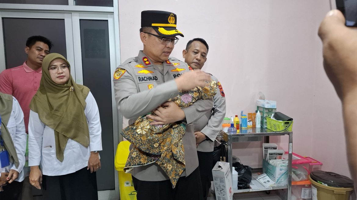 Geger! Bayi Perempuan Baru Lahir Ditemukan di Warung Kosong Sragi, Kapolres Turun Langsung ke Lokasi