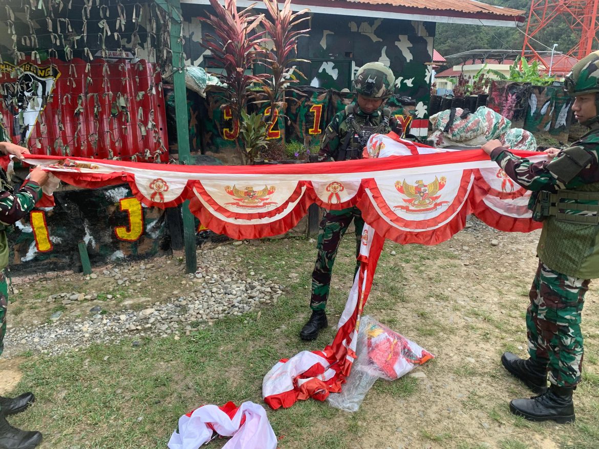 Tanamkan Semangat Kebangsaan, Satgas Yonif 521/DY Kibarkan Bendera Merah Putih Bersama Masyarakat Distrik Bolakme   