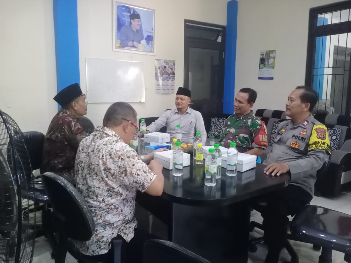 Bhabinkamtibmas Polsek Ciampea Bersinergi dengan Babinsa, Sambangi Warga Desa Bojongrangkas untuk Tingkatkan Kamtibmas   