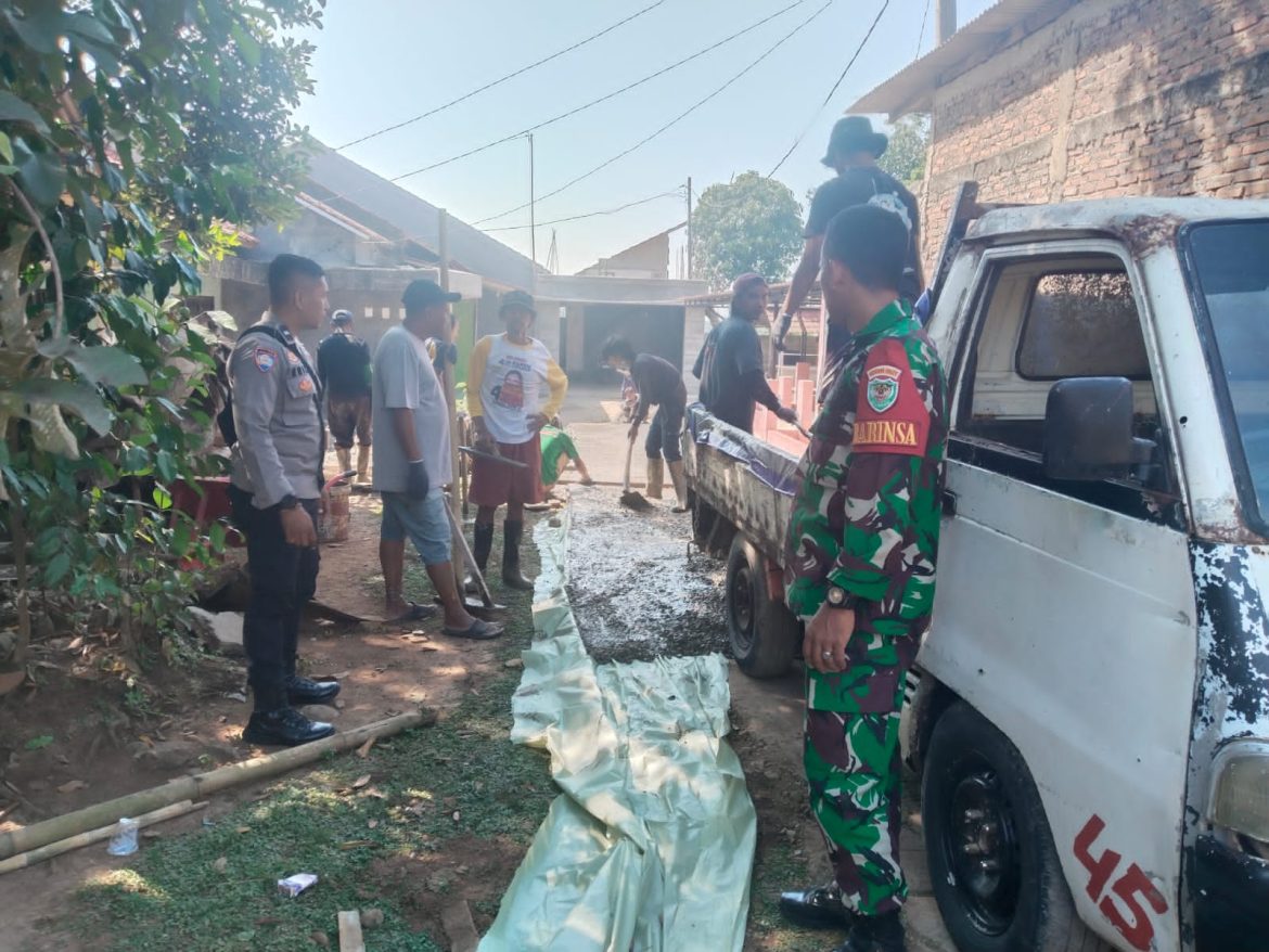 Bhabinkamtibmas dan Babinsa Cileungsi Turun ke Lapangan, Dukung Kerja Bakti Warga   