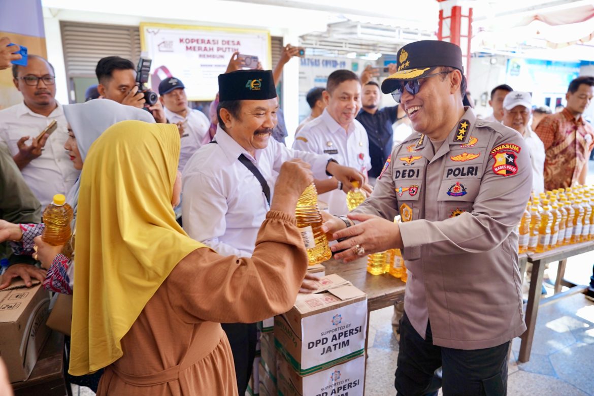 Bantu Tekan Inflasi, Polri Gelar Pasar Murah di Malang   