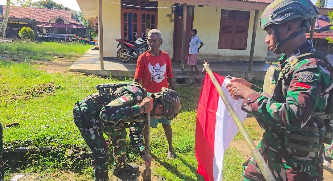 Satgas Pamtas RI-PNG Pos Kumurkek Bagikan Bendera Merah Putih Sambut HUT ke-80 Kemerdekaan RI   