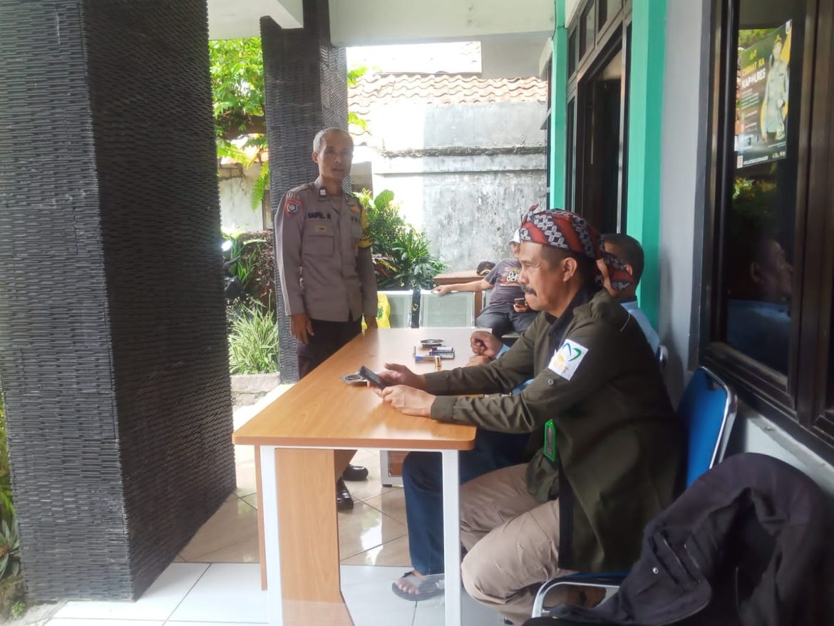 Wujudkan Rasa Aman, Polsek Cisarua Kawal Penyaluran Bansos dan Sampaikan Himbauan Kamtibmas   