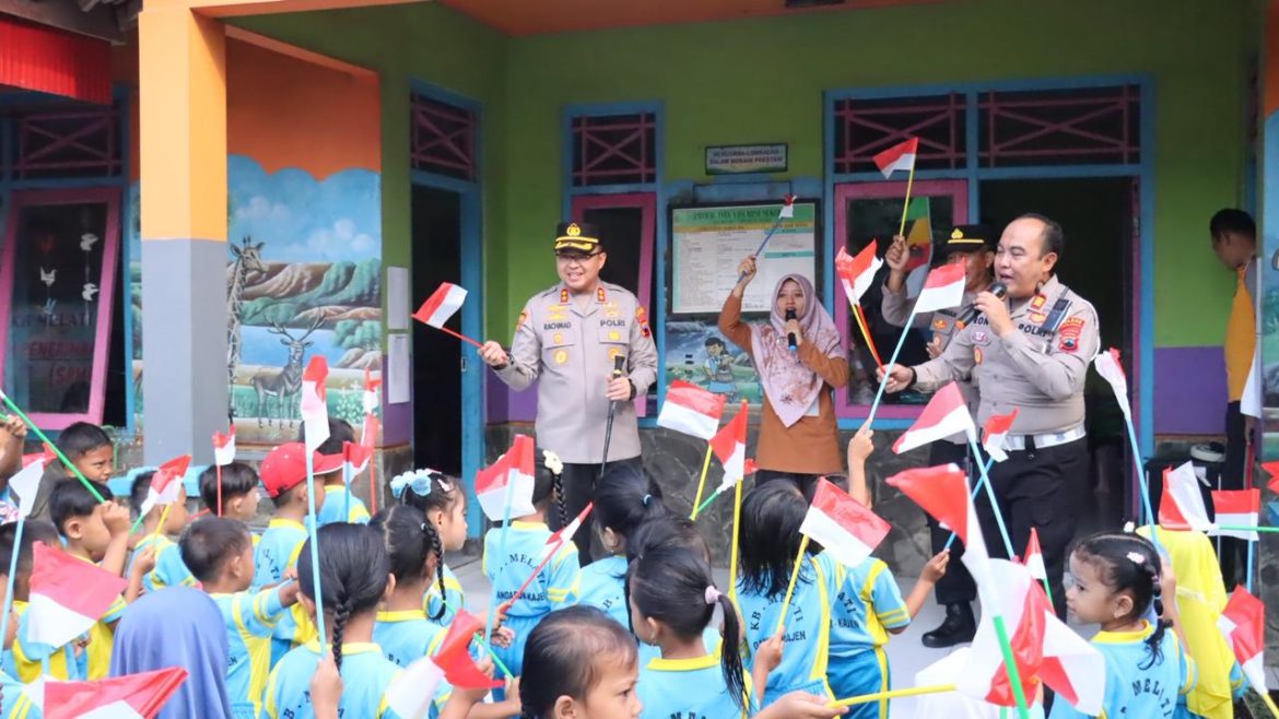 Kapolres Pekalongan Turun ke Jalan, Bagikan Bendera untuk Semarakkan HUT RI