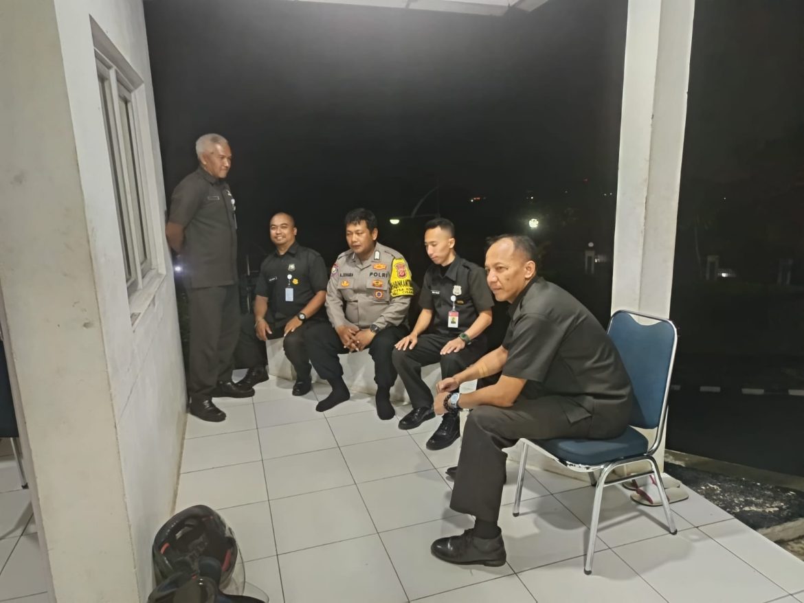 Patroli Malam, Bhabinkamtibmas Polsek Cisarua Kontrol Pos Kamling dan Sampaikan Pesan Kamtibmas   